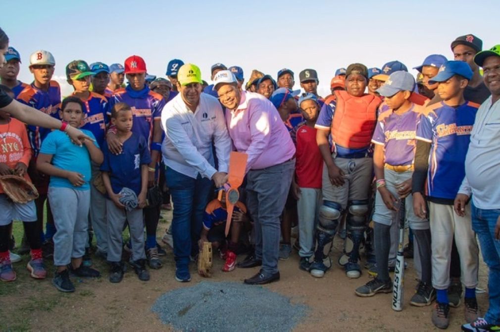 Además, Guzmán se comprometió con el acondicionamiento de una cancha de básquetbol, luego de que finalicen los trabajos que se realizan del play de béisbol.