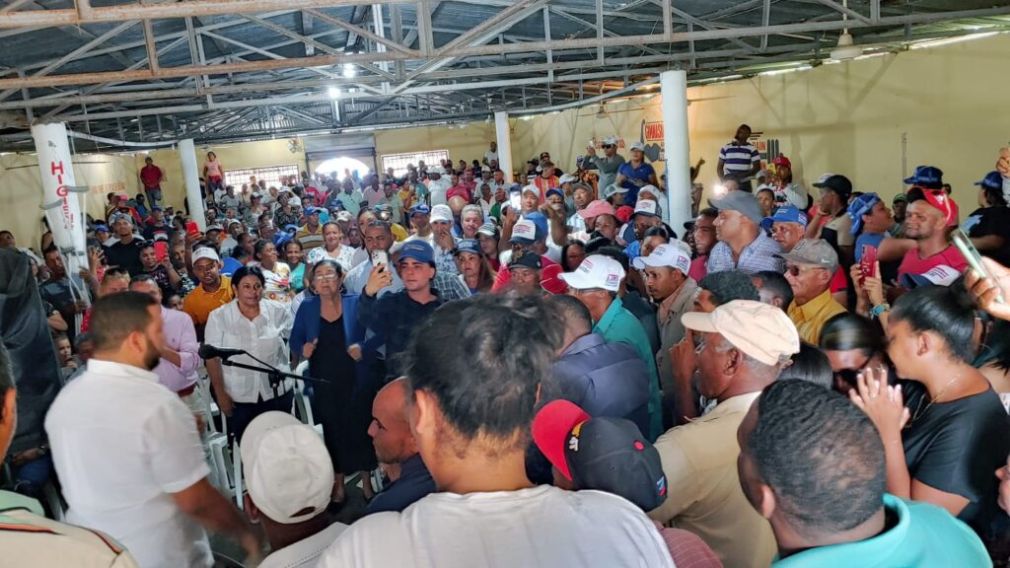 En apoyo a Edwin La Conciencia, asistieron los alcaldes de Nagua Júnior Peralta, Francis Severino, entre otros dirigentes de esa organización politica de ese Distrito.
