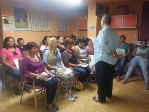Actividad de relajación realizada durante el taller rompiendo el ciclo de la violencia doméstica que impartió el Centro de la Mujer Dominicana ubicado en Río Piedra, Puerto Rico