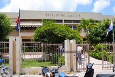 En Azua rechazan juicio de fondo contra dos cirujanos acusados mala práctica médica