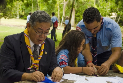 El embajador de Japón en República Dominicana, Takashi Fuchigami, participando activamente en el Senbazuru por la paz, plegando mil grullas con papel reciclado, en acción que desarrolló con la Asociación de Scouts Dominicanos.