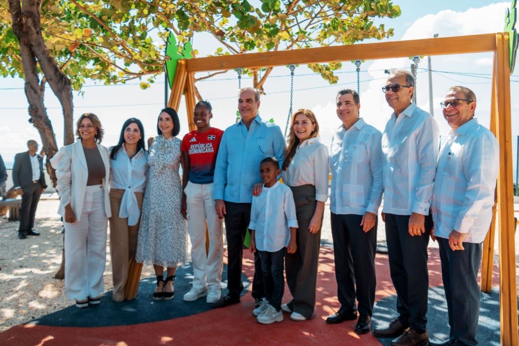 El presidente Luis Abinader, Carolina Mejía y el Banco Popular inauguraron el parque Velazcasas.