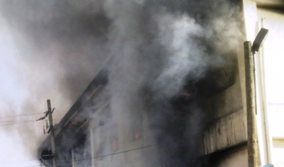 Incendio consume almacén de ferretería en la Autopista Duarte