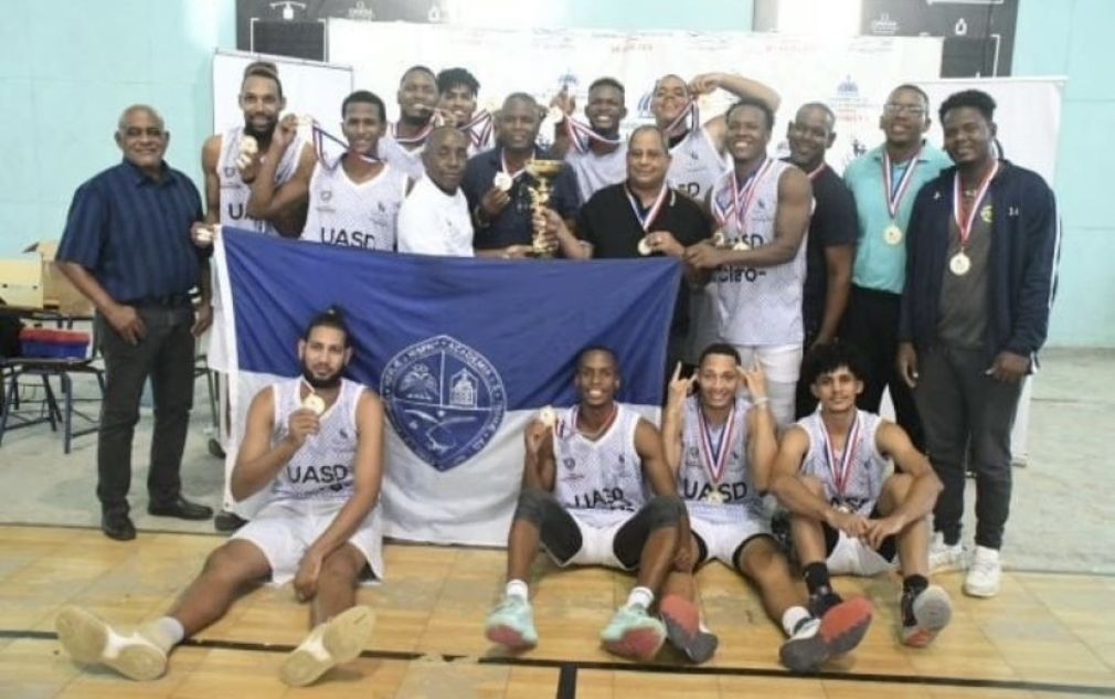 Roque García, presidente de la Comisión de Deportes Universitario, cuarto desde la izquierda, premia al equipo masculino de la Universidad Autónoma de Santo Domingo (UASD), ganador en la versión 2022 del torneo de baloncesto. (Fuente externa).