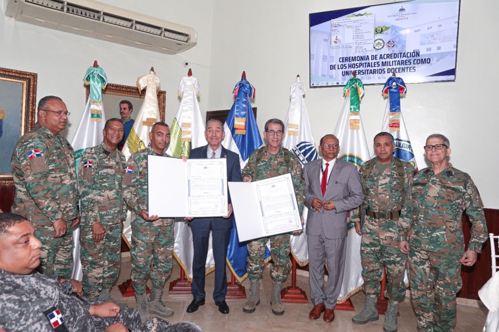 Las acreditaciones entregadas por el titular del MESCYT, Franklin García Fermin al ministro de Defensa Teniente General Carlos Luciano Díaz Morfa, ERD.
