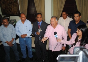 El alcalde Gilberto Serulle en rueda de prensa junto al presidente del Cabildo, Luís José Estévez; el dirigente choferil Juan Marte y Ramón Cabrera, director de Tránsito de la Alcaldía.