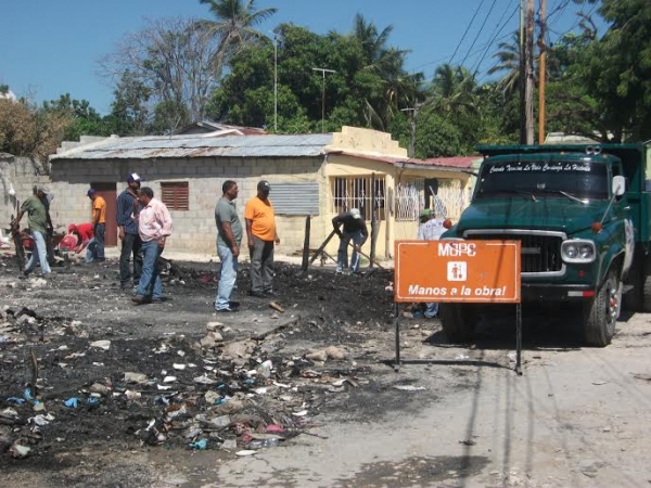 Obras Públicas retira escombros de incendio en Barahona