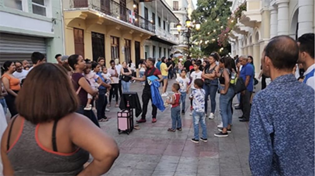 Mago entretiene el público mientras se gana su propina en la Calle el Conde de la Ciudad Colonial de Santo Domingo. Foto: Municipios al Día.