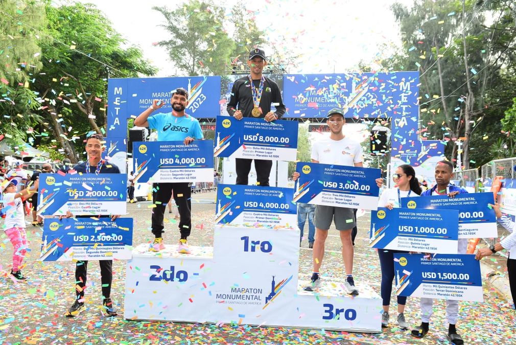 El corredor Amauri Rodríguez Grullón, oriundo de Valverde completó 42 kilómetros en dos horas con 23 minutos.
