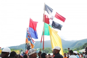 Banderas de República Dominicana y de Haití, ondeadas por dominicanos descendientes de haitianos en Polo Barahona.