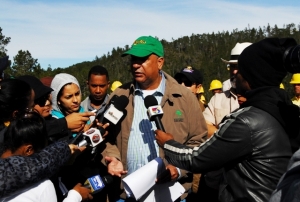 Bauta Rojas Gómez, responde preguntas de los periodistas que muertos de frío, aguantaron la temperatura de diez grados celsius en Valle Nuevo, Constanza, donde el ministerio de Medio Ambiente, puso en marcha por primera vez el Plan Nacional de Prevención y Contingencia de Incendios Forestales.