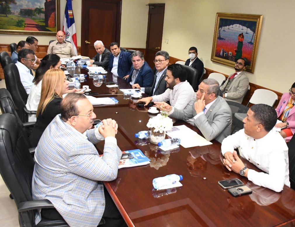 El presidente de la comisión bicameral y Senador por Samaná, Pedro Catrain, encabezó el encuentro.