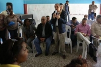 Danilo Medina junto a comunitario de San Pedro de Macoris