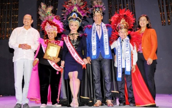 Coronan reyes del Desfile  Nacional Carnaval 2015
