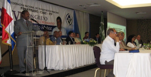 Blas Peralta, presidente de Federación Nacional de Trnasporte Dominicano (FENATRADO), denunció que muchas empresas a los que el gobierno les entrega combustible sibdiado, lo venden en el mercado negro.