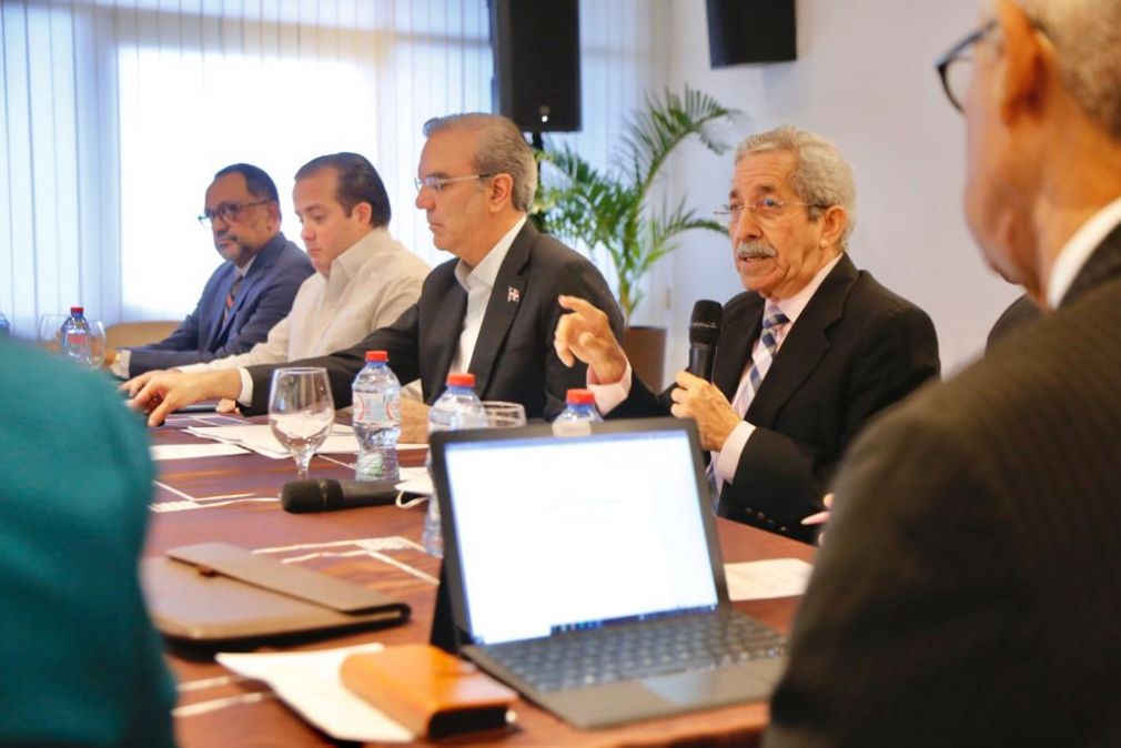 El presidente Luis Abinader participa en la reunión de seguimiento del Diálogo para Fortalecimiento Institucional y Gestión Eficiente del Estado.