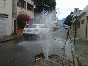 El chorro de agua que brota de la avería del acueducto en la calle doctor Brenes del sector Don Bosco, causó dificultades al tránsito vehicular y peatonal de la zona.