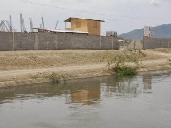 Construyen escuela cerca de un canal de riego Santiago