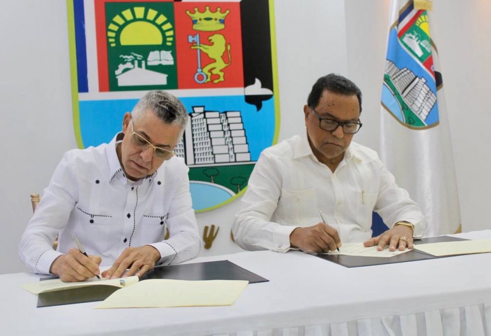 El acuerdo fue firmado en la sede del ASDE por el alcalde Manuel Jiménez Ortega y por el director de la Bnphu, Rafael Peralta Romero. 