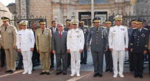 Los altos mandos de las Fuerzars Armadas y la Policia nacional, frente a la catedral primaada de América