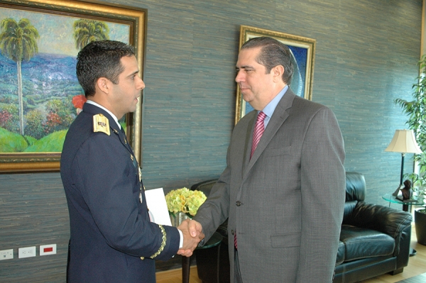 El ministro Francisco Javier García saluda al General Juan Carlos Torres en su entrada a su oficina.