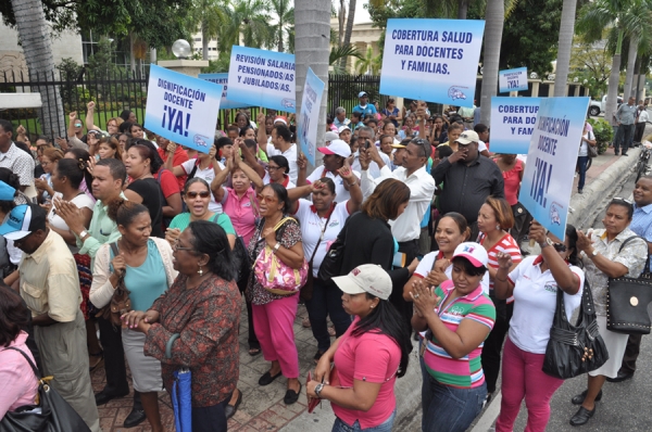 Decenas de maestros y maestras se manifestaron frente a la sede del Ministerio de Educación exigiendo que se cumpla el Pacto Educativo y un aumento salarial de 25% para todos los docentes del país.
