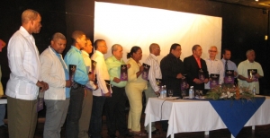 El gobernador de Azua Luís Vargas, cuarto de la derecha con camisa anaranjada de fondo, junto al consejo de sus asesores en la puesta en ciruclación de la revista gobernACCIÓN