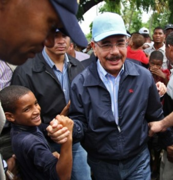 Danilo Medina en su recorrido por la zona sur del país. 