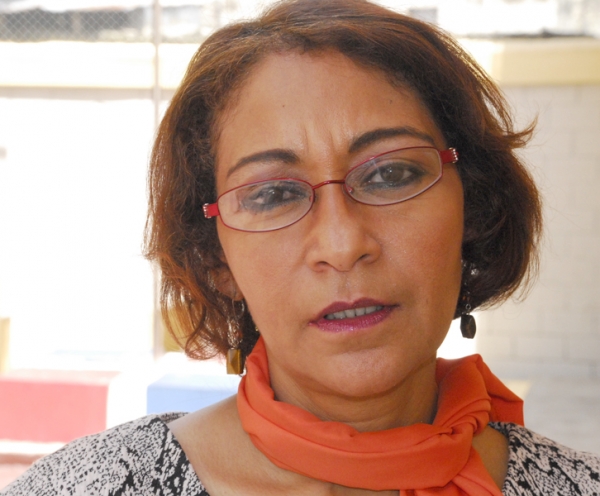 María Teresa Cabrera, vocera de la Coalición por una Educación Digna chancéa con un oficial de la policía, maestra candidata a la presidencia a nivel nacional de la Asociación Dominicana de Profesores.