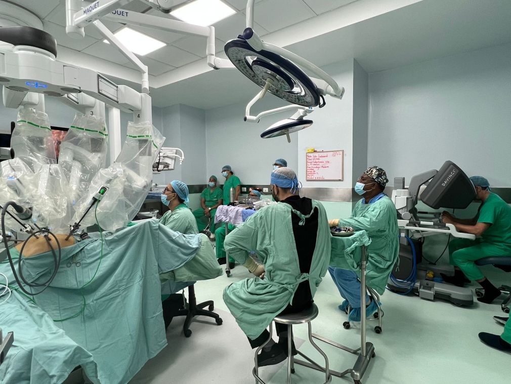 La intervención quirúrgica se llevó a cabo en el Hospital Metropolitano de Santiago (HOMS) con el Da Vinci Xi, el sistema quirúrgico más avanzado e innovador del mundo.