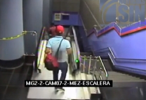 Fotograma del video que registra el momento en que el sospechoso del la explosión e incendio dentro del Metro de Santo Domingo.