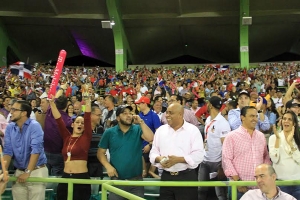 La fanaticada dominicana ha estuvo muy activa dándole ánimo a su equipo en la Serie del Caribe de Béisbol en la isla de Puerto Rico.