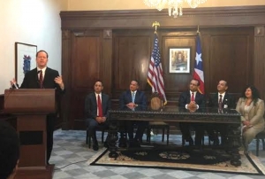 El gobernador de Puerto Rico anuncia la disposición de que los inmigrantes ilegales puedan abrir su cuenta de ahorros en las cooperativas Isla Coop y La Sagrada Familia.