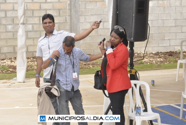 Algunos de los periodistas tuvieron que grabar de las bocinas ante la falta de acceso directo a Marc Anthony en la inauguración del Orfanato Niños en Cristo en La Romana.