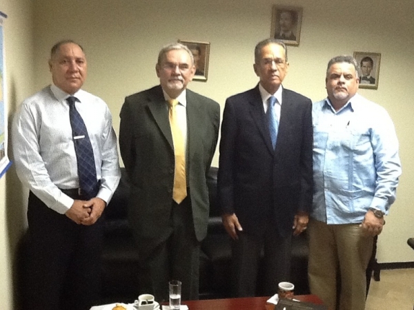 El embajadador José Osvaldo Leger y el jefe antidrogas de Honduras, en el centro, junto a dos funcionarios de la misión dominicana en Tegucigalpa. 
