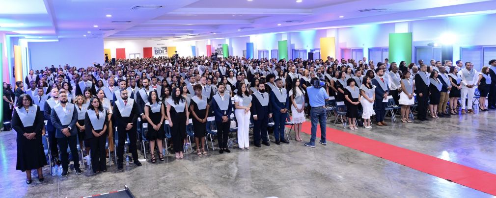 La XLIX graduación ordinaria de la Universidad del Caribe invistió a cientos de estudiantes, entre los cuales destacan nuevos maestros, quienes reforzarán el sistema educativo dominicano a través de la práctica especializada.