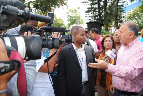 Alcalde alcalde de Santiago anuncia incremento salarial a empleados de cabildo 