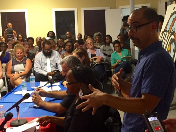 Junot Díaz cuando participaba en el panel sobre la crisis domínico-haitiana junto a Edwige Danticat y Ediberto Román en el Miami Worker Center.