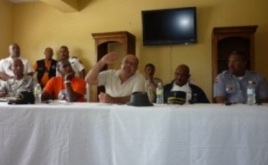 El alcalde de Boca Chica Daniel  Ozuna, con compañia de funcionarios de su ayuntamiento, habla en rueda de prensa