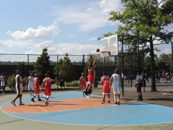 Dominicanos en el Bronx celebran II Torneo de baloncesto de Fordham park