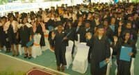 Graduandos levantan su mano derecha para juramentarse ante las autoridades de la Universidad Tecnológica del Sur UTESUR.