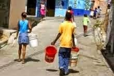 Denuncian pastor discrimina al distribuir de agua en La Raqueta