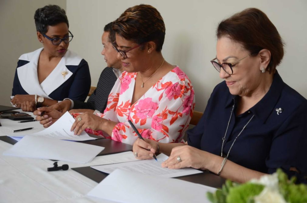El acuerdo fue firmado por el administrador general de Egehid, Rafael Salazar, y la vicepresidenta ejecutiva del Plan Sierra, Ynmaculada Adames.