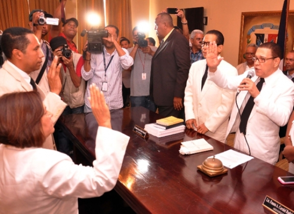 Momentos de la juramentación de la presidente del Concejo Municipal la regidora Daisy Díaz y el vicepresidente Juan de Dios Almonte.