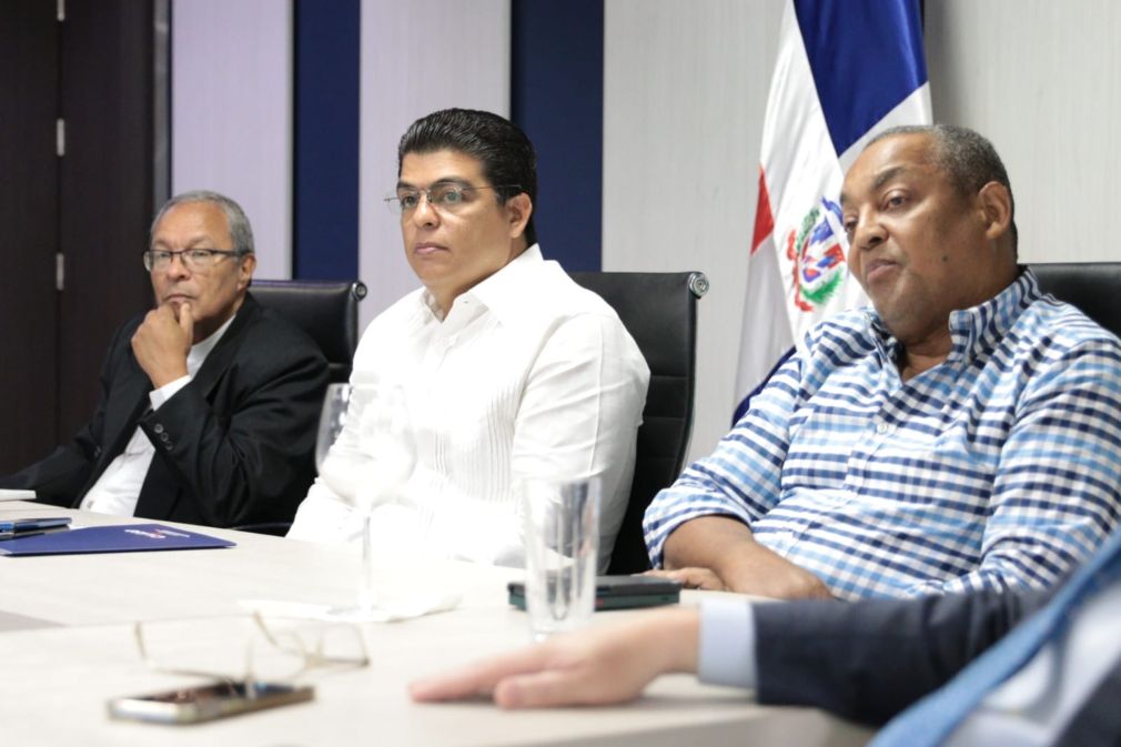 Monseñor Faustino Cruz, quien encabeza el Comité; Felipe Suberví, director de la Caasd y José Andújar, alcalde de Santo Domingo Oeste.