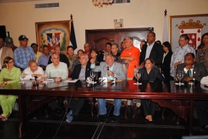 Alcalde de Santiago defiende transparencia manejo fondos: 