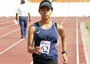 Andreína González camino a ganar la primera medalla del Festival Deportivo de Mujer, en los 5,000 metros. 