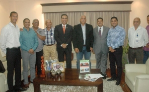 El ministro Jaime David Fernández Mirabal junto al Senador  Euclides Sánchez, Mario Hidalgo, Ángel de León, Ramón Salcedo, Fernando Teruel y otros en el Ministerio de Deportes.