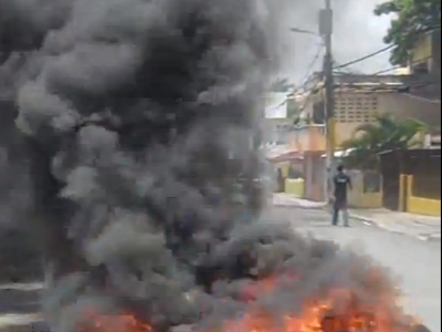 Fotograma del video que registra los incendios de neumáticos y basura en el barrio Capotillo de la Capital de Santo Domingo.