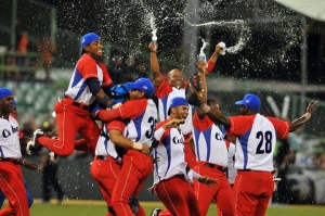 El equipo Los Vegueros de Cuba salieron al terreno a celebrar el triunfo su triunfo de la Serie del Caribe de Béisbol en Puerto Rico.